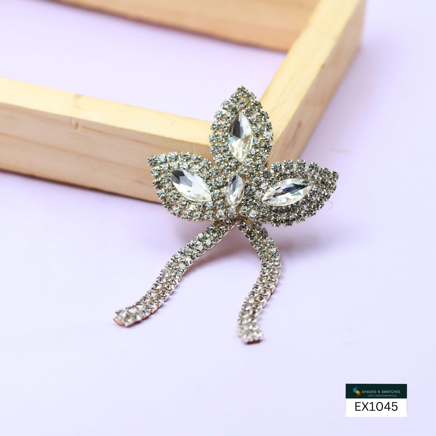 SNS SWAROSKI BROACH 2697