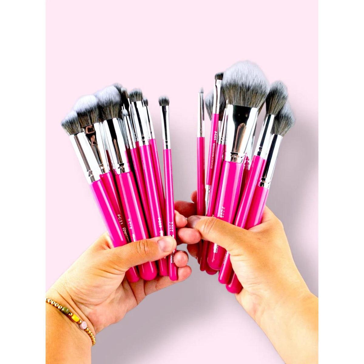 PEACHES & CREAM 20 PIECE MAKEUP BRUSH SET WITH HOLDER - PINK
